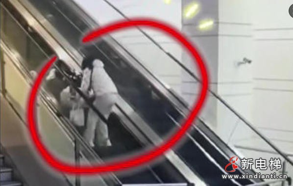 惊险瞬间！江苏扬州火车站扶梯老人倒挂 下班女警紧急施救