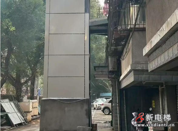 被电梯“遗忘”的一楼十五级台阶的“生死关”湖北武汉老楼加装的民生困局