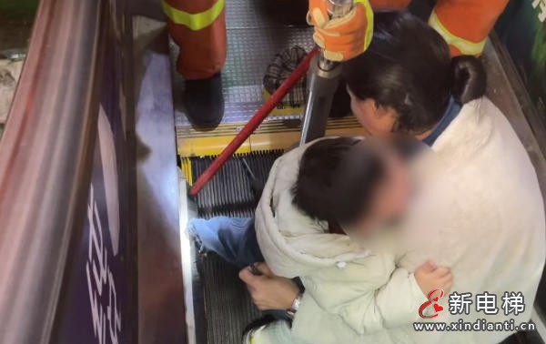 揪心！安徽蚌埠一幼童脚卡自动扶梯，消防紧急救援脱险‌