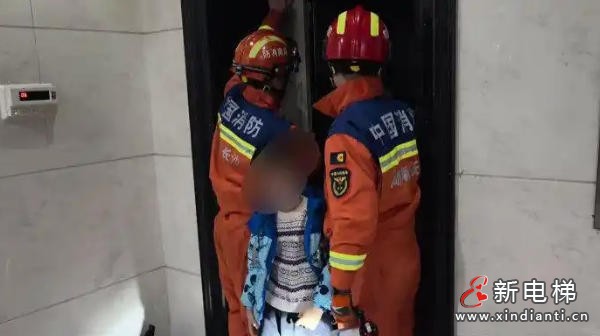 电梯故障困老小 湖南长沙消防1分钟极速救援