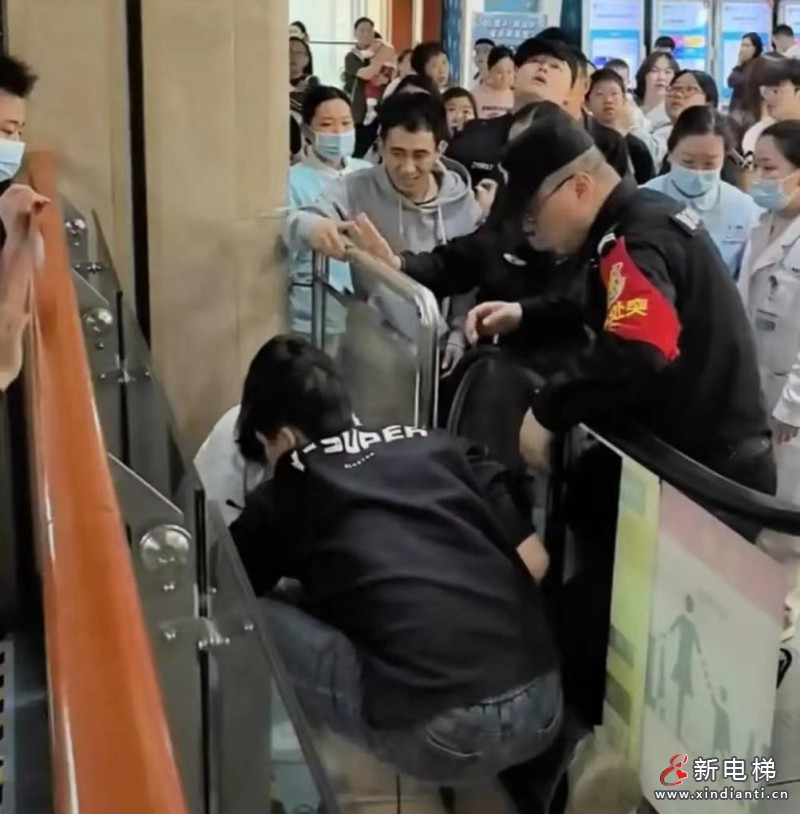 重庆5岁娃从4楼扶梯缝隙坠2楼 防坠网护其安全