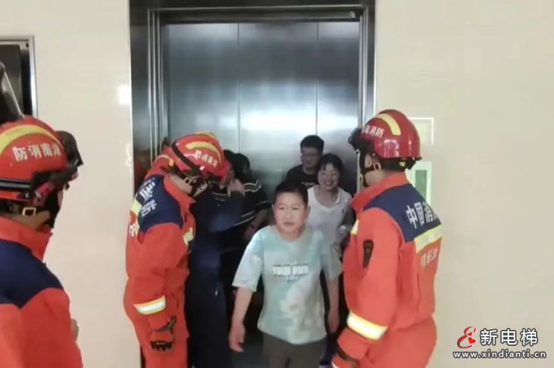 湖南长沙一电梯故障困 8 人 消防及时解围