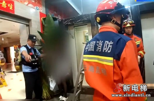 昆明一商场电梯线路遭鼠咬致女子被困夹层 警方及时救援并督促整改