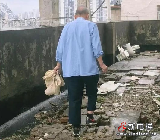 湖北武汉一老旧小区电梯分批更新 高层住户冒险穿行破损顶楼
