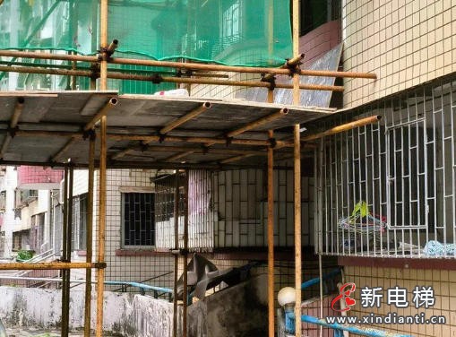 海南海口一小区加装电梯近完工因雨棚争议停工 多方调解仍未达成共识