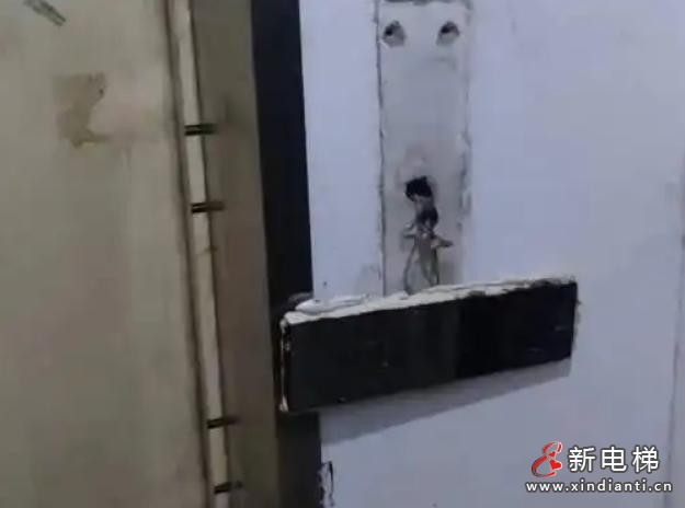 山东济南长清一小区电梯困人后维保称“在吃饭” 24部梯仅1人维保