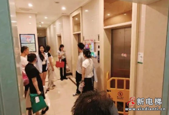 两台电梯接连故障，广西柳州这个小区上百户居民出行难
