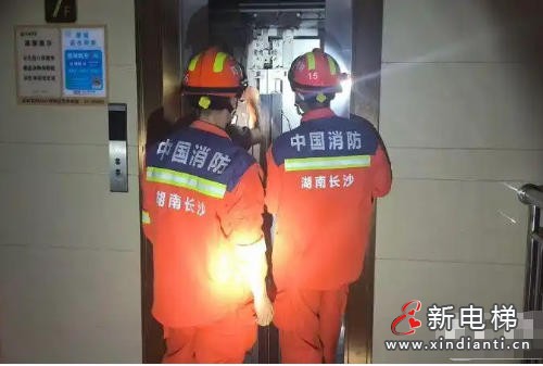 两起电梯故障接连发生 湖南长沙消防连续快速完成两次救援
