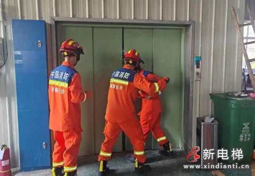 湖南省长沙县高温正午货梯困人 消防5分钟紧急救出2人