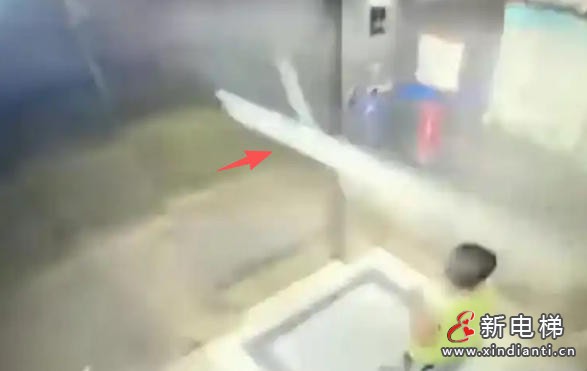 吉林一小区电梯顶板掉落砸中男孩 物业称“小孩不蹦掉不了”