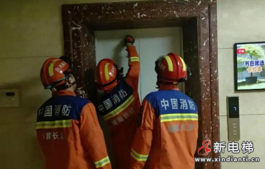 电梯悬停7楼多人被困，湖南长沙消防快速处置全员平安获救