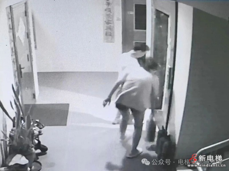 广东中山一住宅楼起火致两人电梯被困 消防警示火灾禁乘电梯