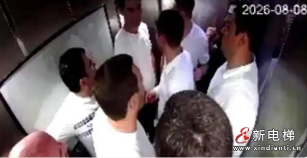 俄罗斯马哈奇卡拉一违建电梯超载坠落致4人腿部严重骨折