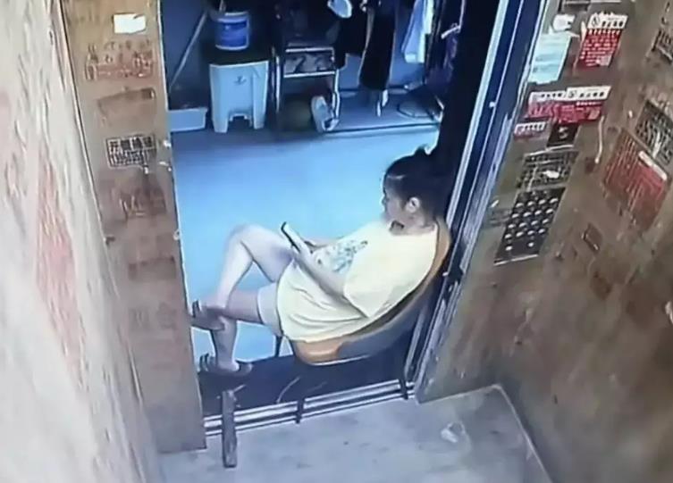 女子锁电梯蹭空调逼疯全楼:我凉快就行,哪管你们爬楼梯爬到死