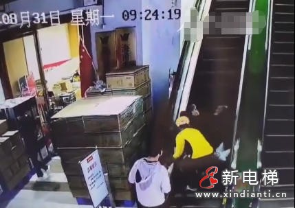 海南海口超市扶梯扶手带不同步致老人摔倒 外卖小哥上前施救