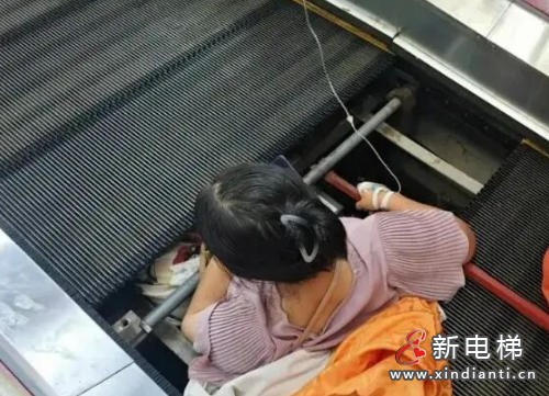 拆梯级未断电又遭违规开机 扶梯作业双重违章致一死一伤