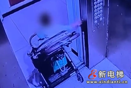 安徽马鞍山某小区女子用婴儿车挡电梯致异常 涉事业主群内无人认领