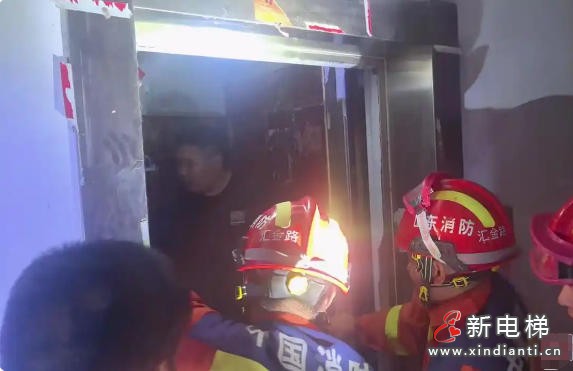 山东济南一小区电梯超载致多人被困 物业称对讲功能无异常