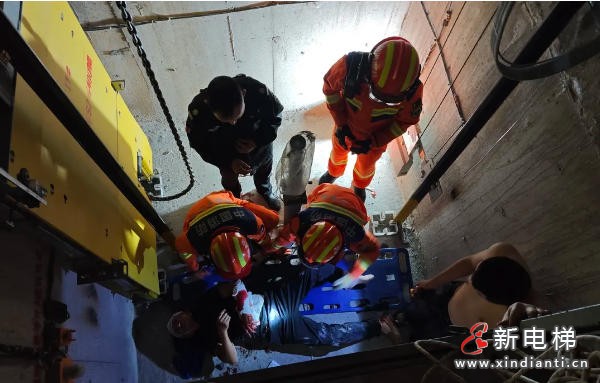 湖南张家界一维修工人不慎坠3米电梯井 消防20分钟悬空营救脱险